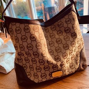 Micheal Kors large hand bag